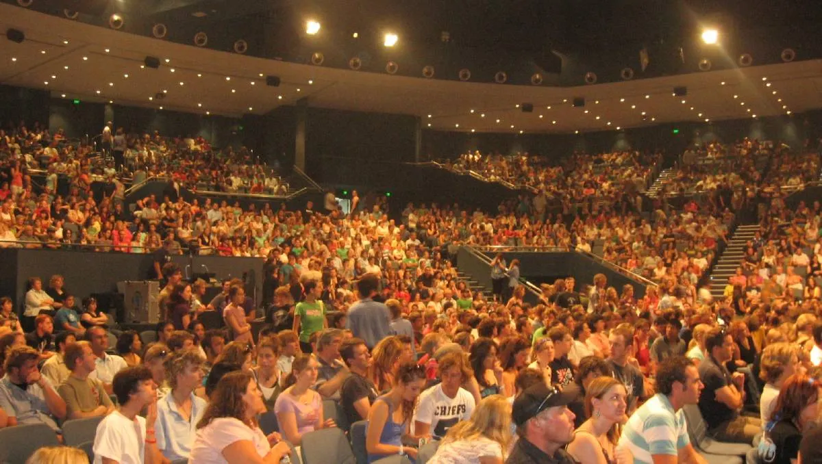 Renuncia pastor de la iglesia Hillsong tras acusaciones sobre trato inapropiado hacia las mujeres