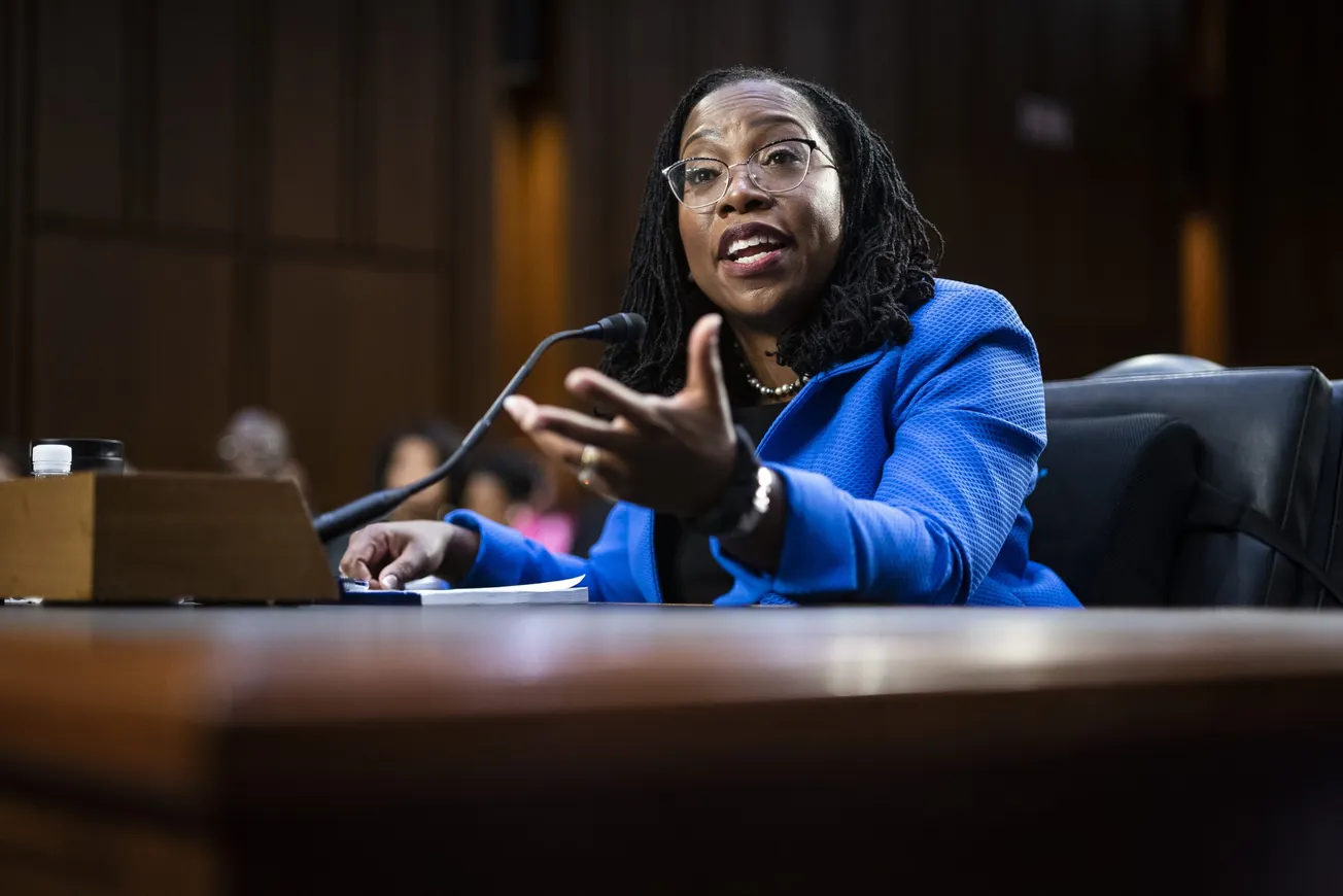 Ketanji Brown Jackson vestida en azul ante el Senado.
