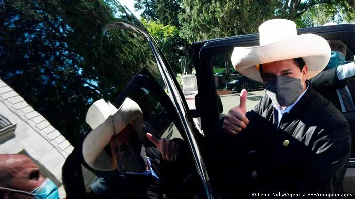 Pedro Castillo saliendo del Congreso.