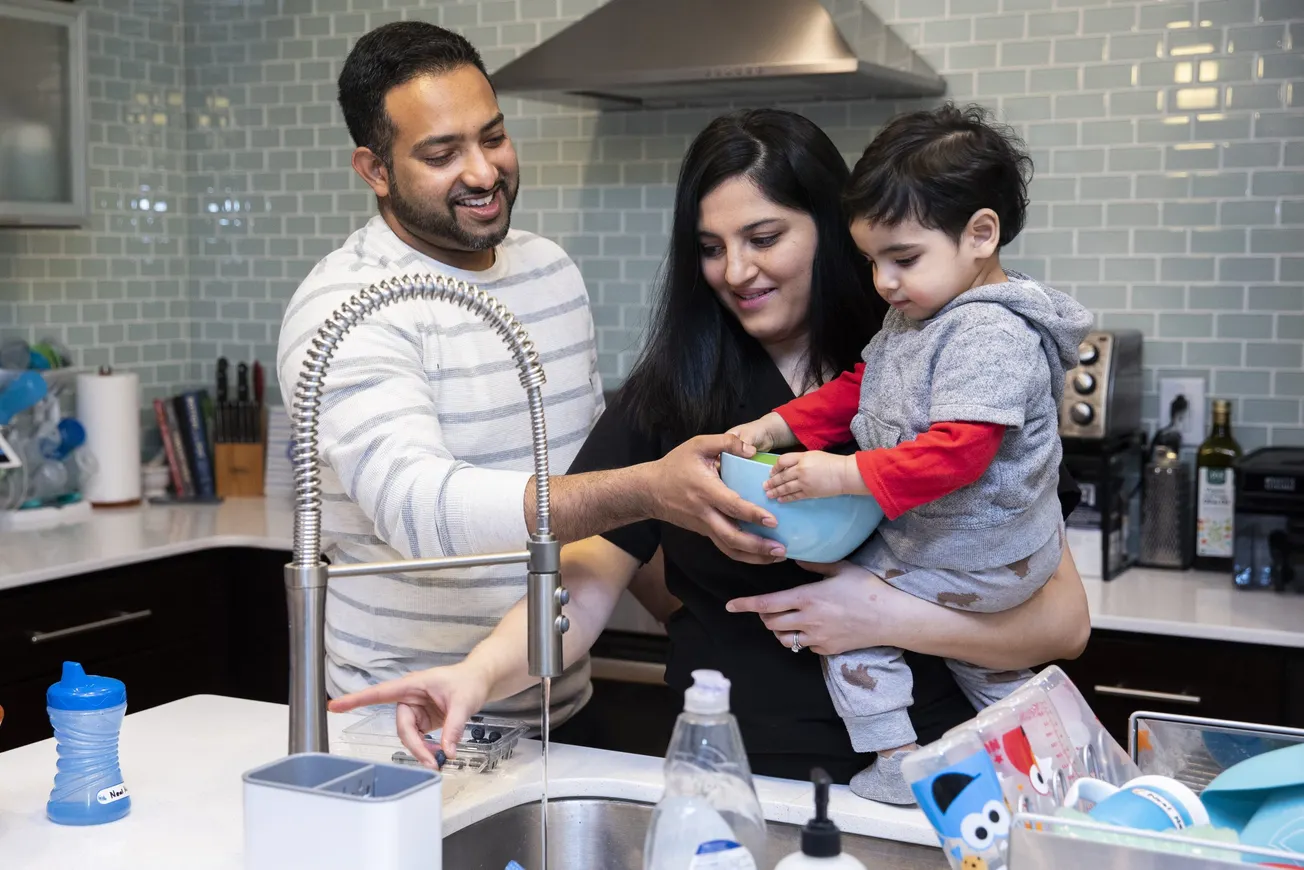 Medico en casa con su familia
