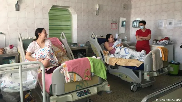 La vida en una sala de maternidad en Kiev
