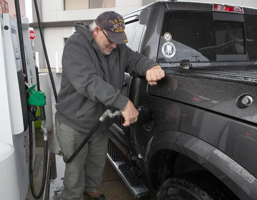 Demócratas de la Cámara acusan a las petroleras de “estafar” a los estadounidenses