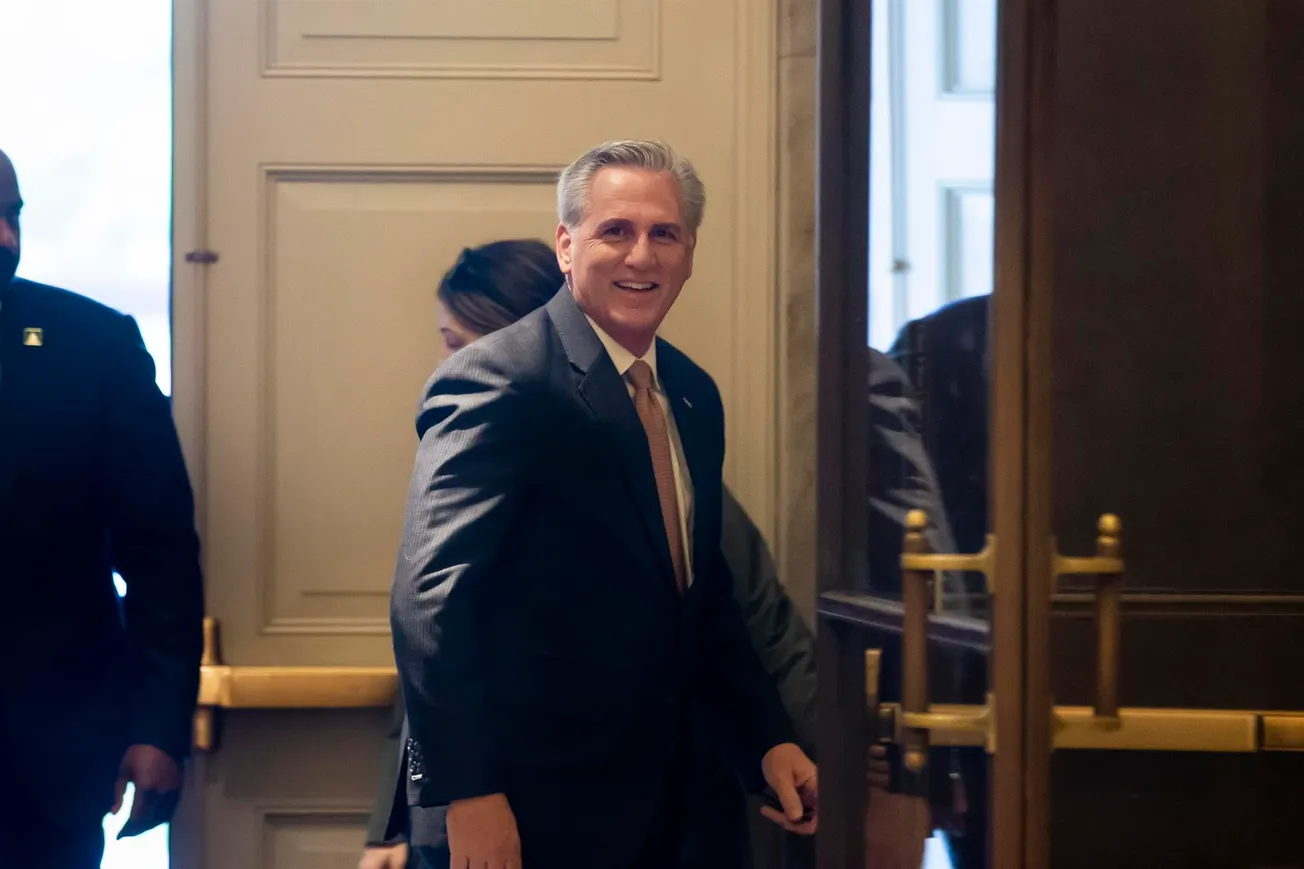 McCarthy se defiende de los audios y los republicanos lo ovacionan