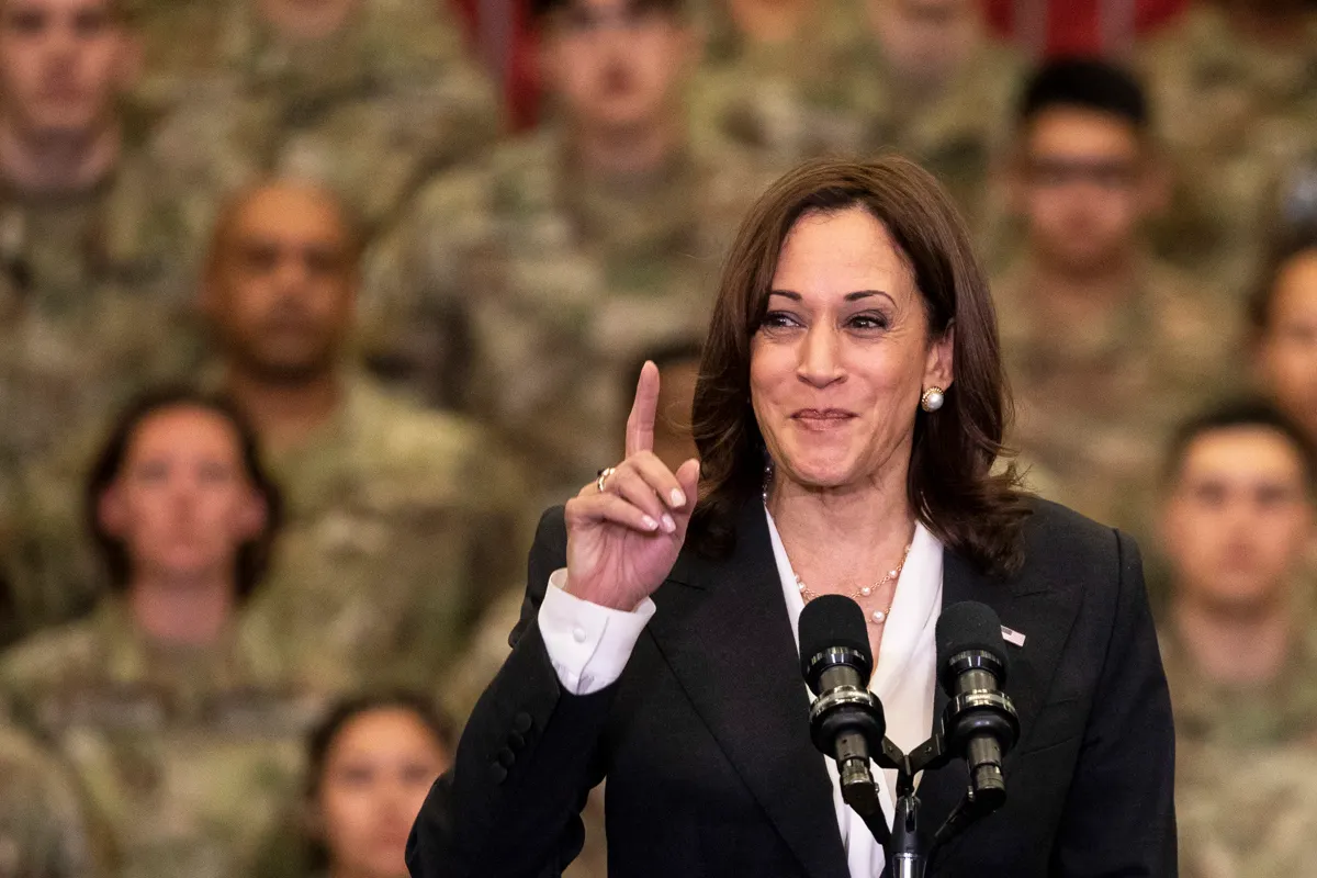 La vicepresidenta Kamala Harris tiene COVID-19