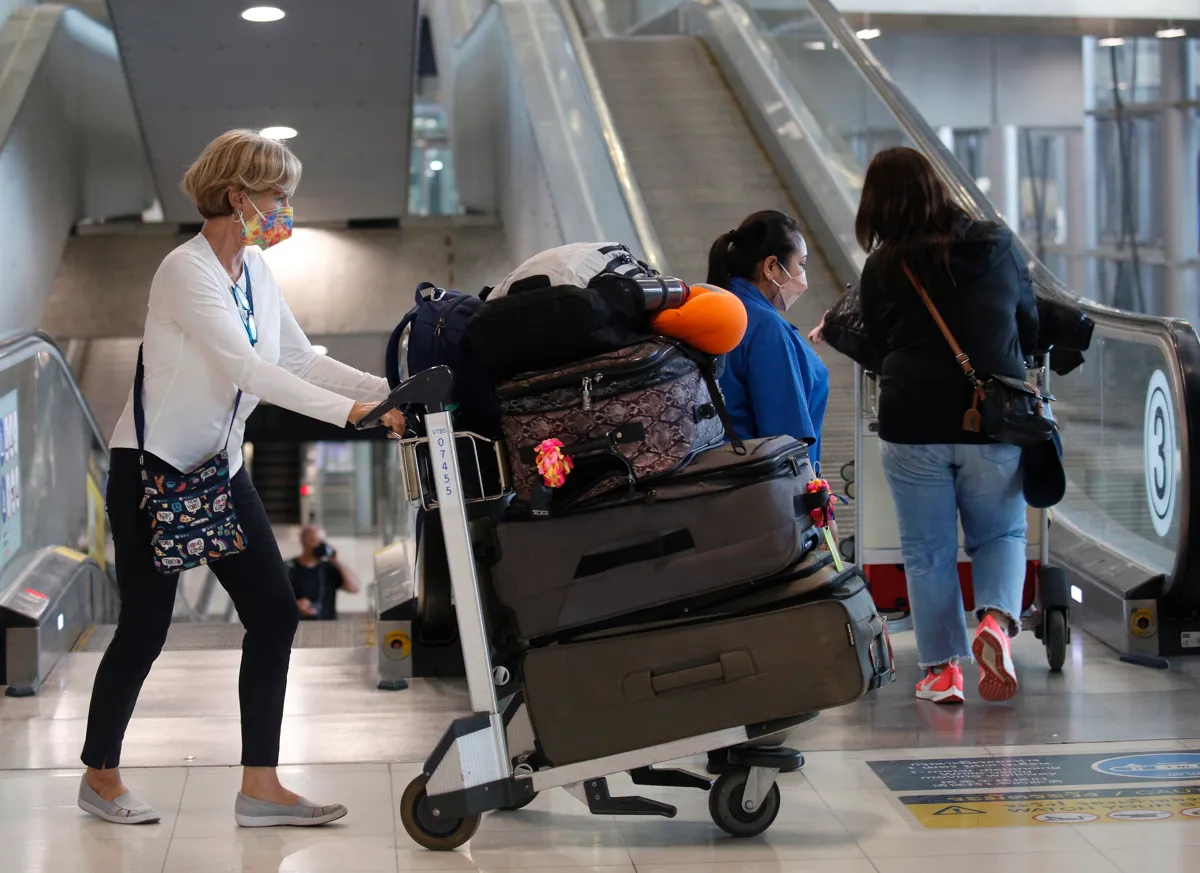 Los CDC redujeron las alertas de viaje a una docena de países