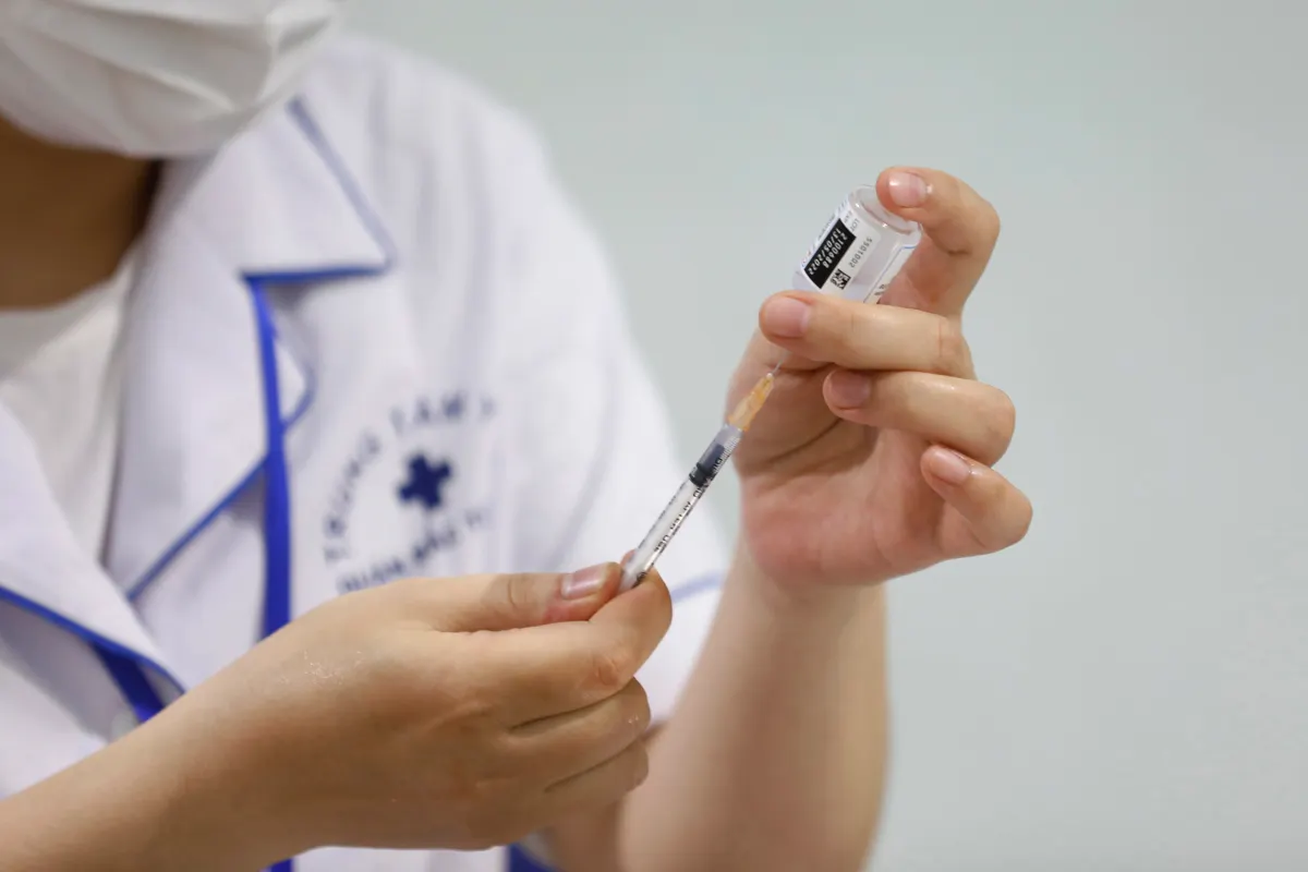 FDA ordena que se actualicen las vacunas contra el COVID-19