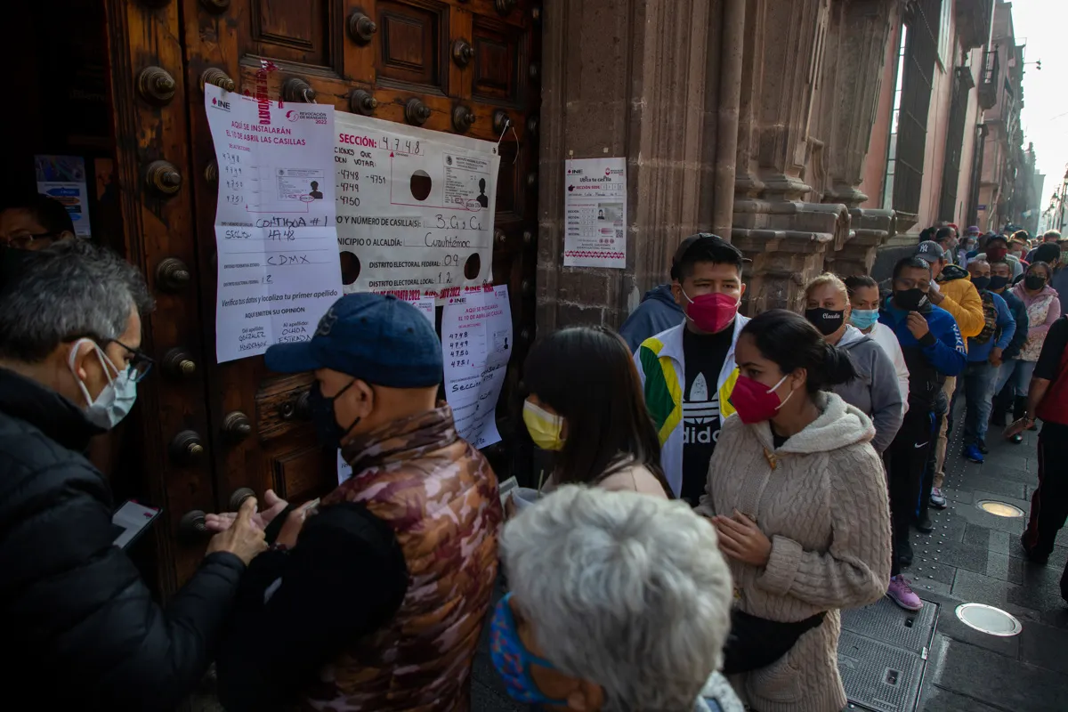 México decide hoy si López Obrador debe terminar su mandato