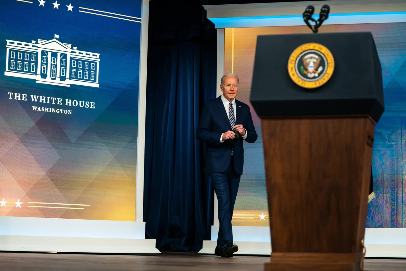 Joe Bide antes de presentar.