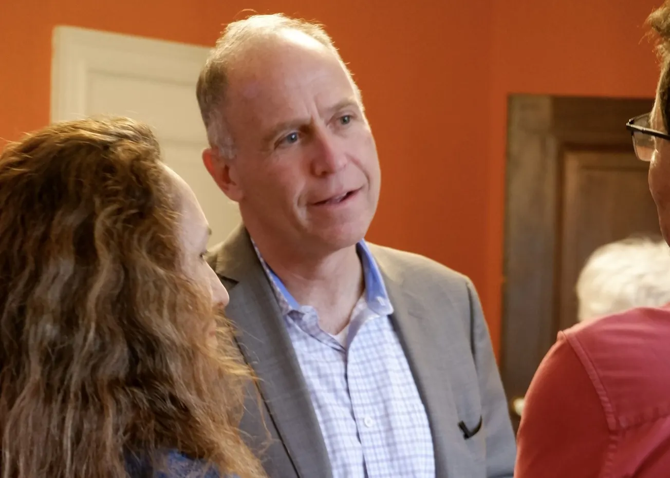 ¿Quién es y qué propone Brian Schwalb, el candidato a fiscal general de DC?