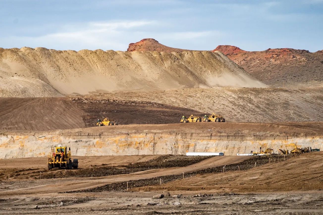 Tractores en la mina de carbón Eagle Butte en Gillette, Wyoming, el 12 de noviembre de 2021: Washington Post photo by Salwan