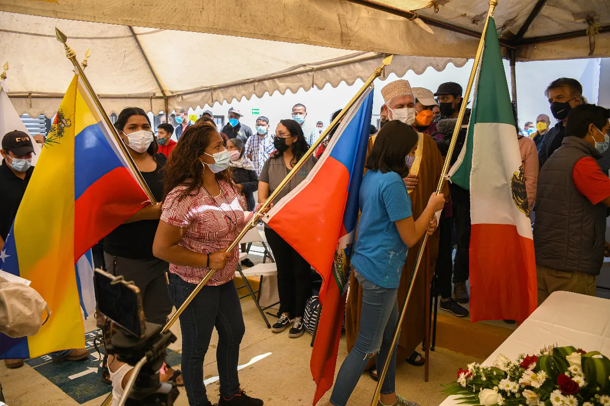 Usando una cruz como ariete migrantes se abren paso desde Tapachula, México