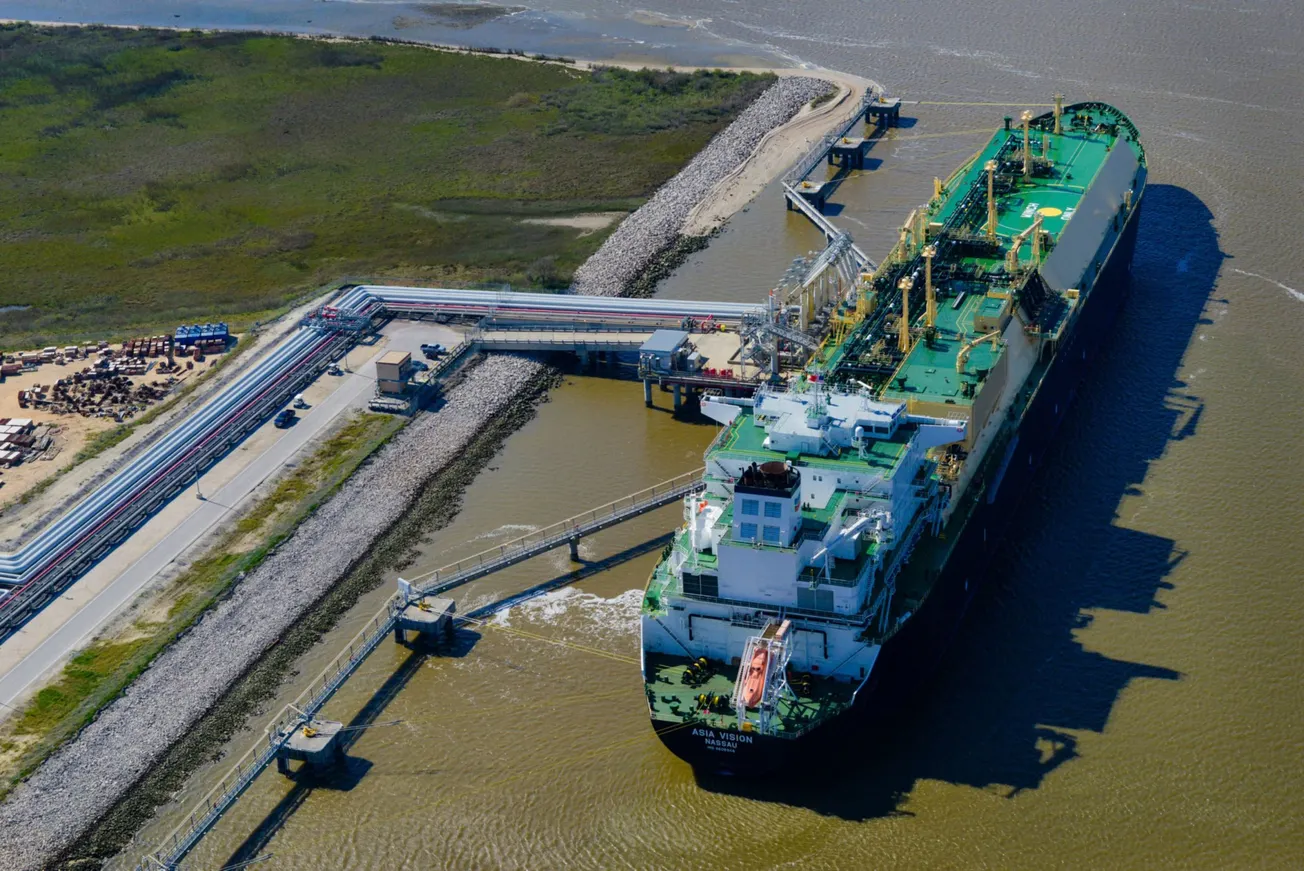 Un cargador LNG en el puerto de Texas en 2016. Bloomberg photo by Lindsey Janies.