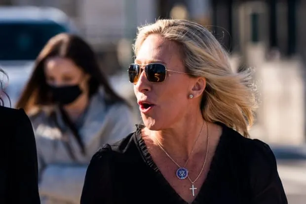 Marjorie Taylor Greene dice que Paul Pelosi le debió disparar a su atacante