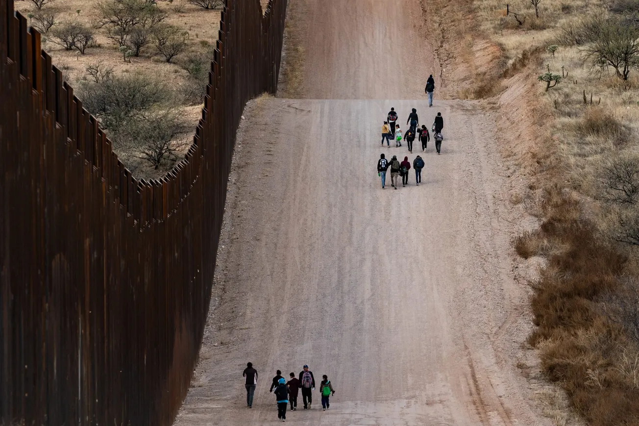 Familia de migrantes de centroamérica caminan a lo largo de la frontera sur entre Estados Unidos y México. Foto: Washington P