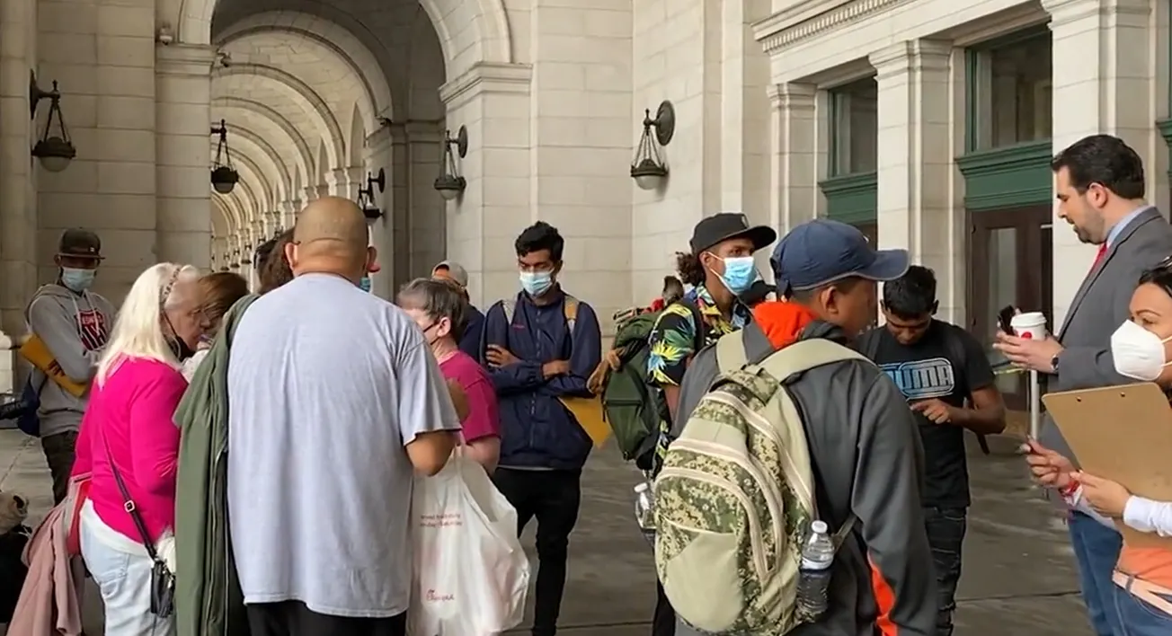 El primer bus con migrantes provenientes de Texas llegó a Washington DC