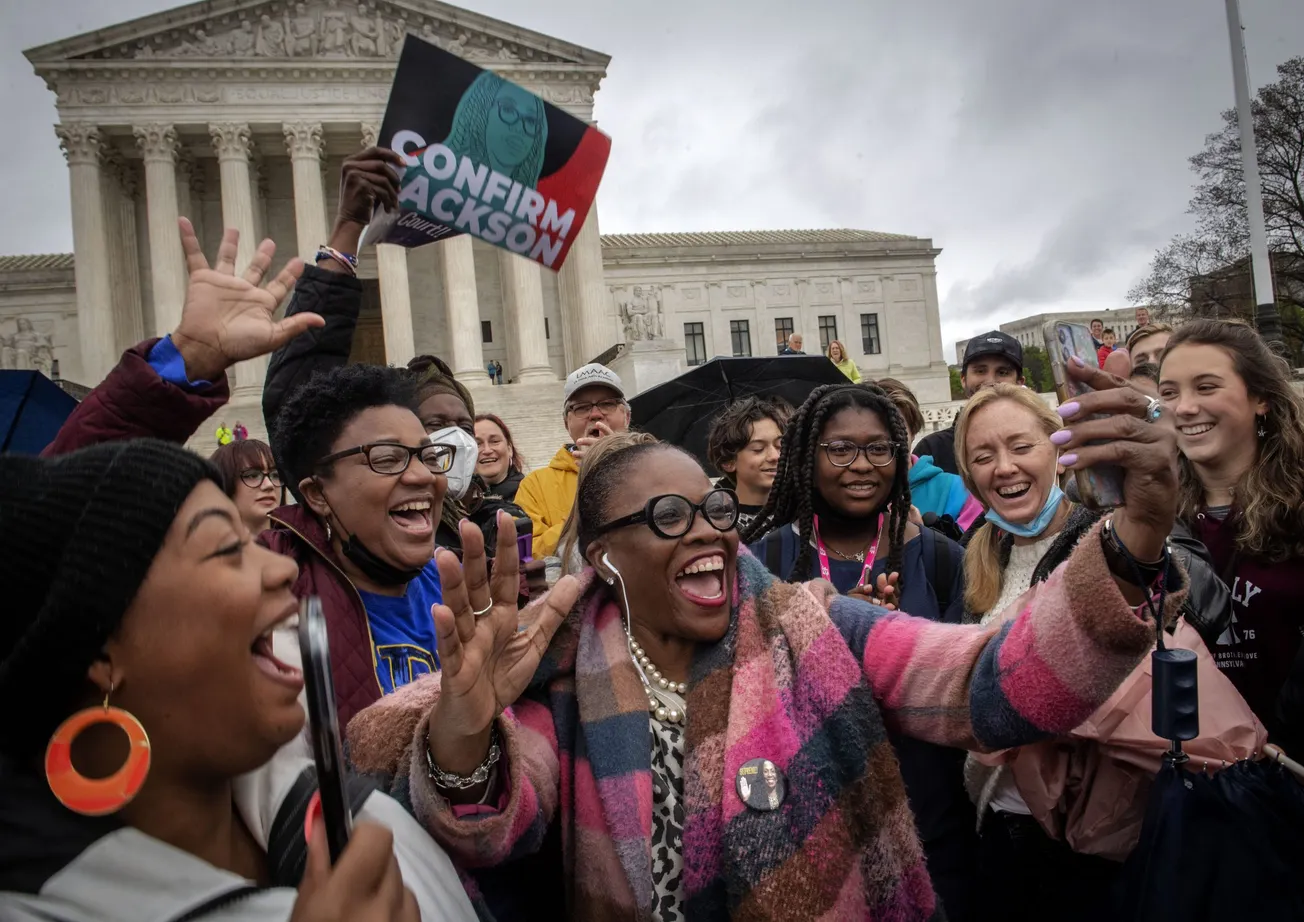 Gente celebrando a KBJ