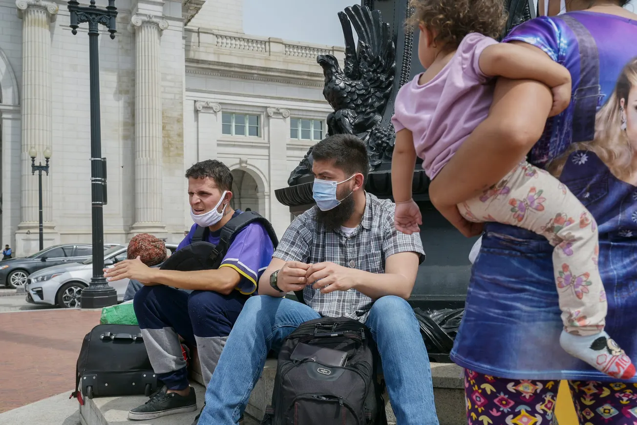 Migrantes que arribaron desde Texas a Washington DC. Crédito: The Washington Post by Craig Hudson