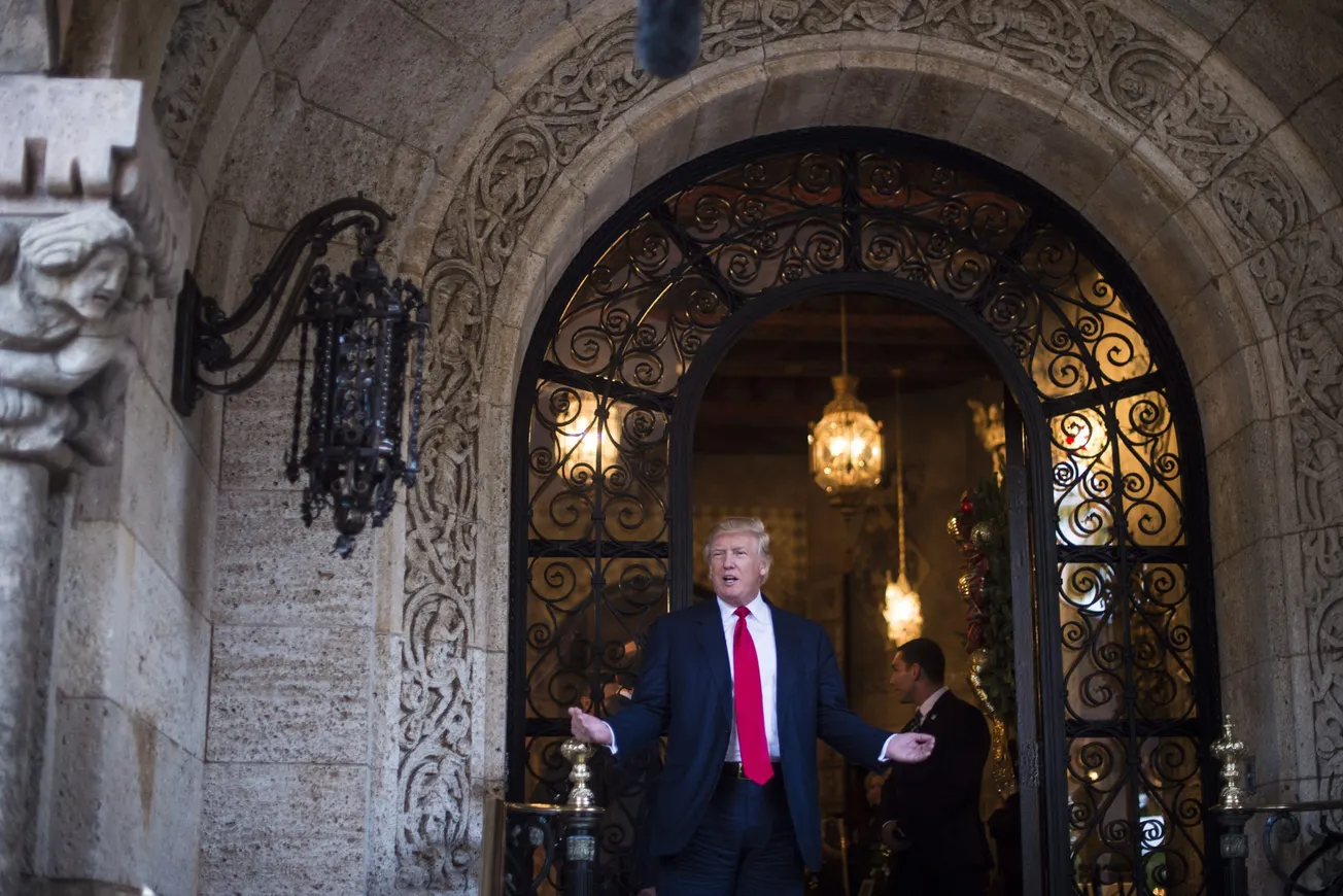 Las denuncias electorales sobre 2020 dominan la animada noche de Trump y sus aliados en Mar-a-Lago