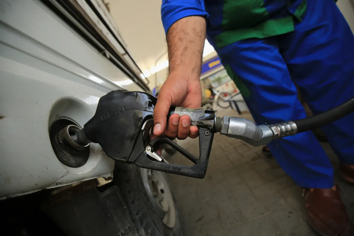 En California el galón de gasolina puede ser más caro que una hora de salario federal