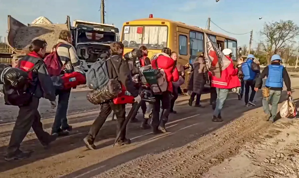 Evacúan a civiles atrapados en planta siderúrgica de Mariupol, Ucrania