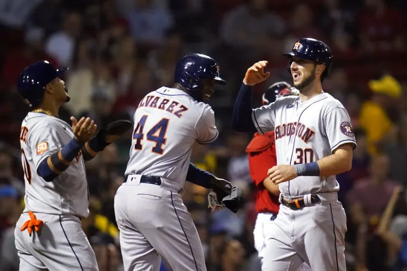 Los cubanos Álvarez y Gurriel impulsan la victoria de los Astros de Houston en el Fenway Park