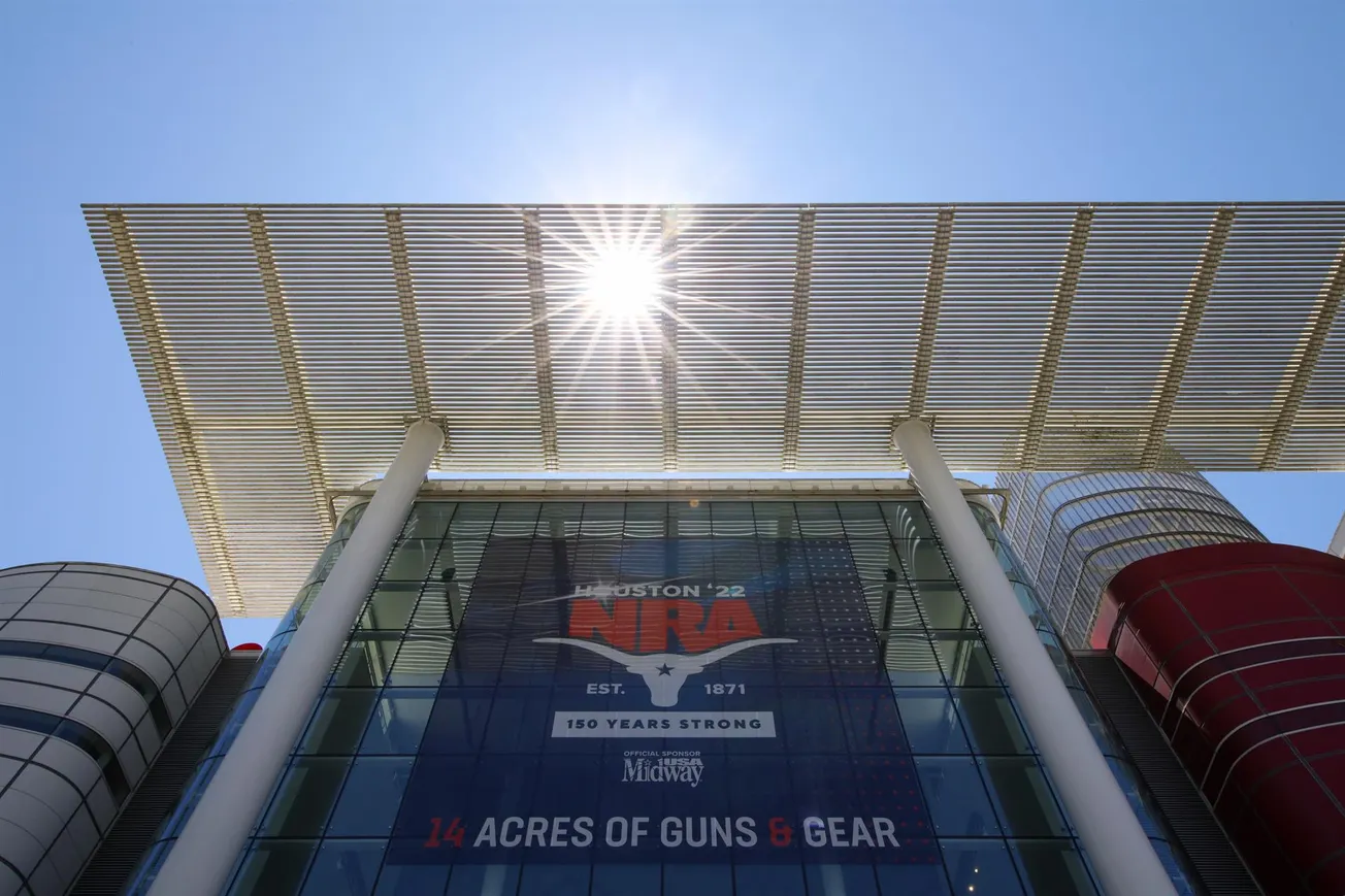 “NRA vete”: manifestantes protestan en las afueras de la convención de la Asociación Nacional del Rifle