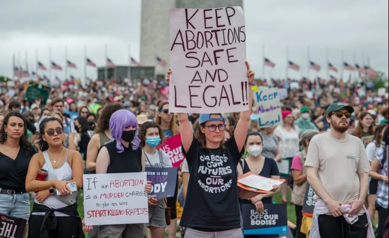 Miles protestan en cinco estados de EEUU por el derecho al aborto