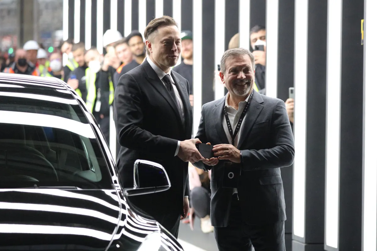 Fotografía de archivo fechada el 22 de marzo de 2022 que muestra al director general de Tesla, Elon Musk (i), mientras partic