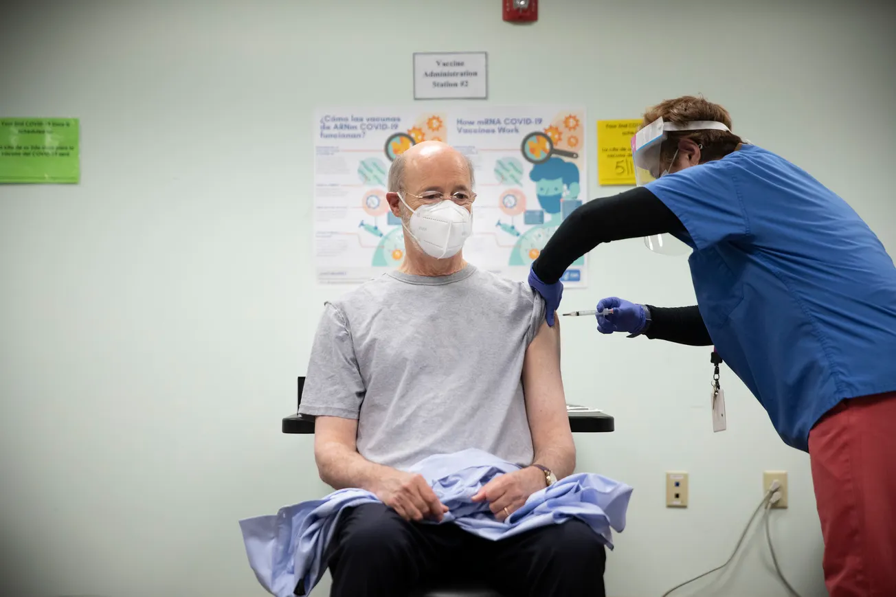 ¿Por qué más adultos mayores no reciben los refuerzos contra el COVID?