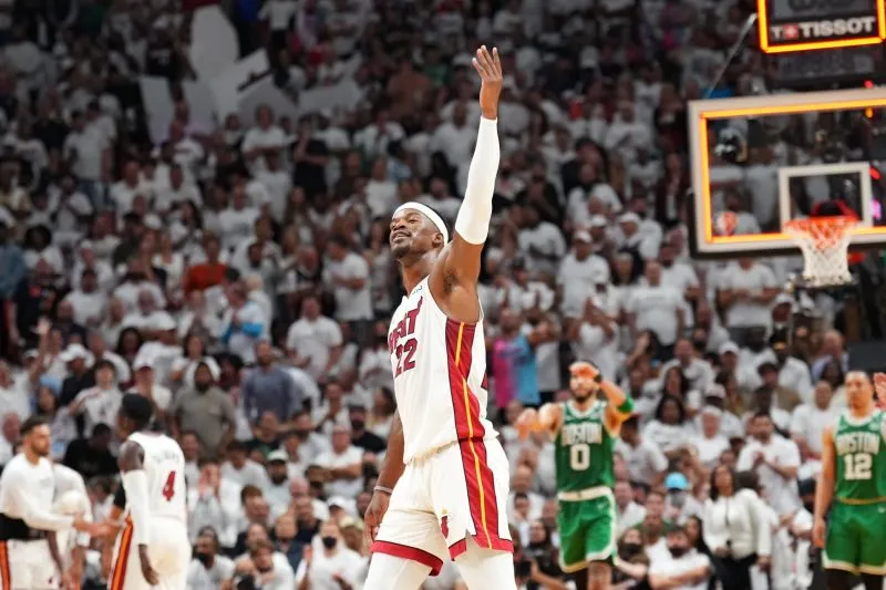 Jimmy Butler adelanta a Miami Heat ante Celtics en las Finales del Este