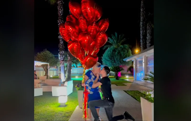 Joven de 19 años se comprometió con su novia de 76 y se hacen viral