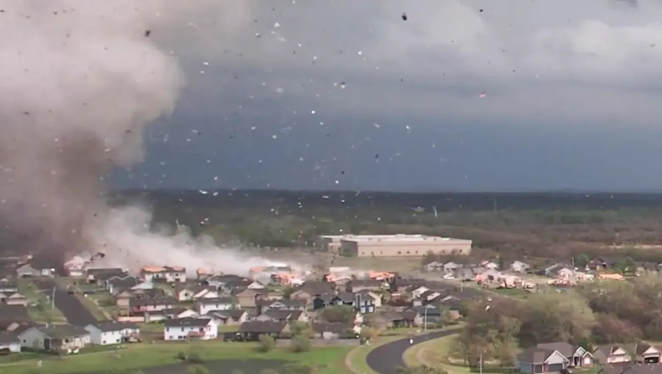 Kansas: Tornado generó vientos de 165 mph y dañó miles de edificios
