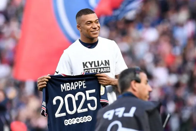 En España califican de “traición” la renovación de Mbappé con el PSG