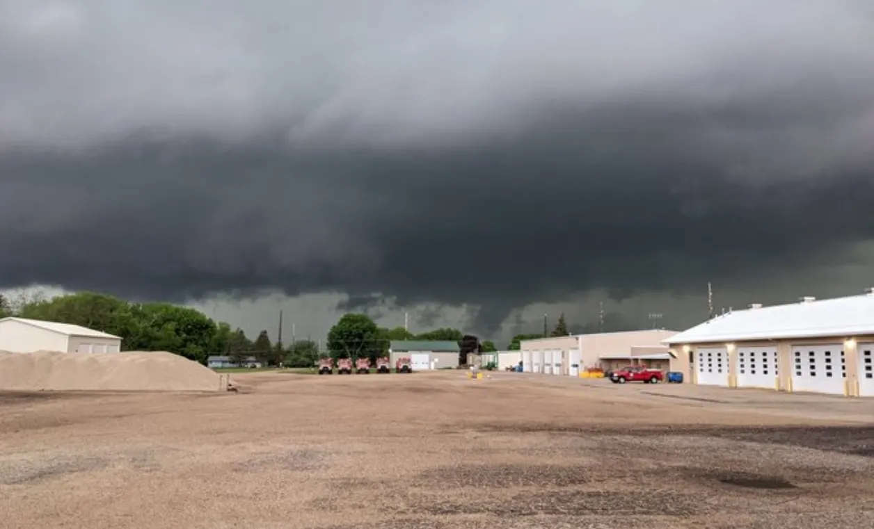 Tornados causan apagones, granizo y destrucción en Minnesota