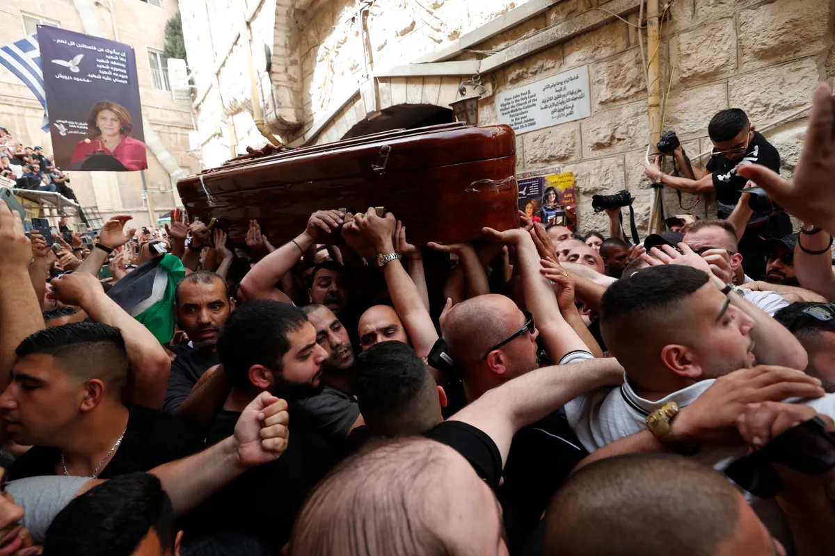 Policía israelí arremete contra dolientes que llevaban féretro de periodista palestina