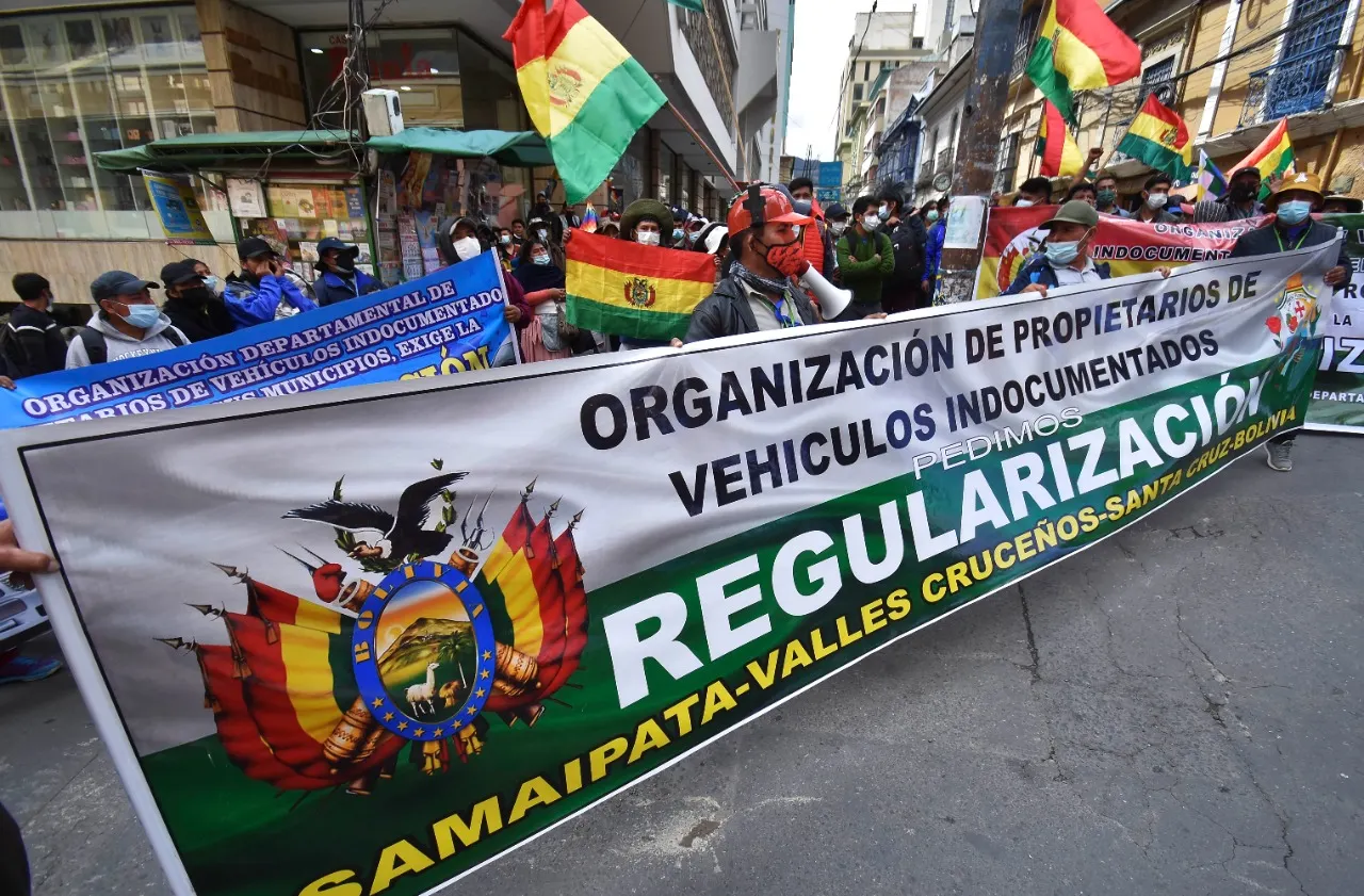 Los autos ‘chutos’ y la ‘contrabando-cultura’ se infiltran en las instituciones bolivianas