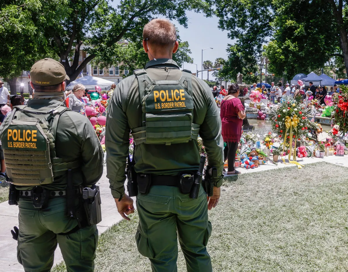 El jefe de la policía escolar de Uvalde no sabía de las llamadas al 911