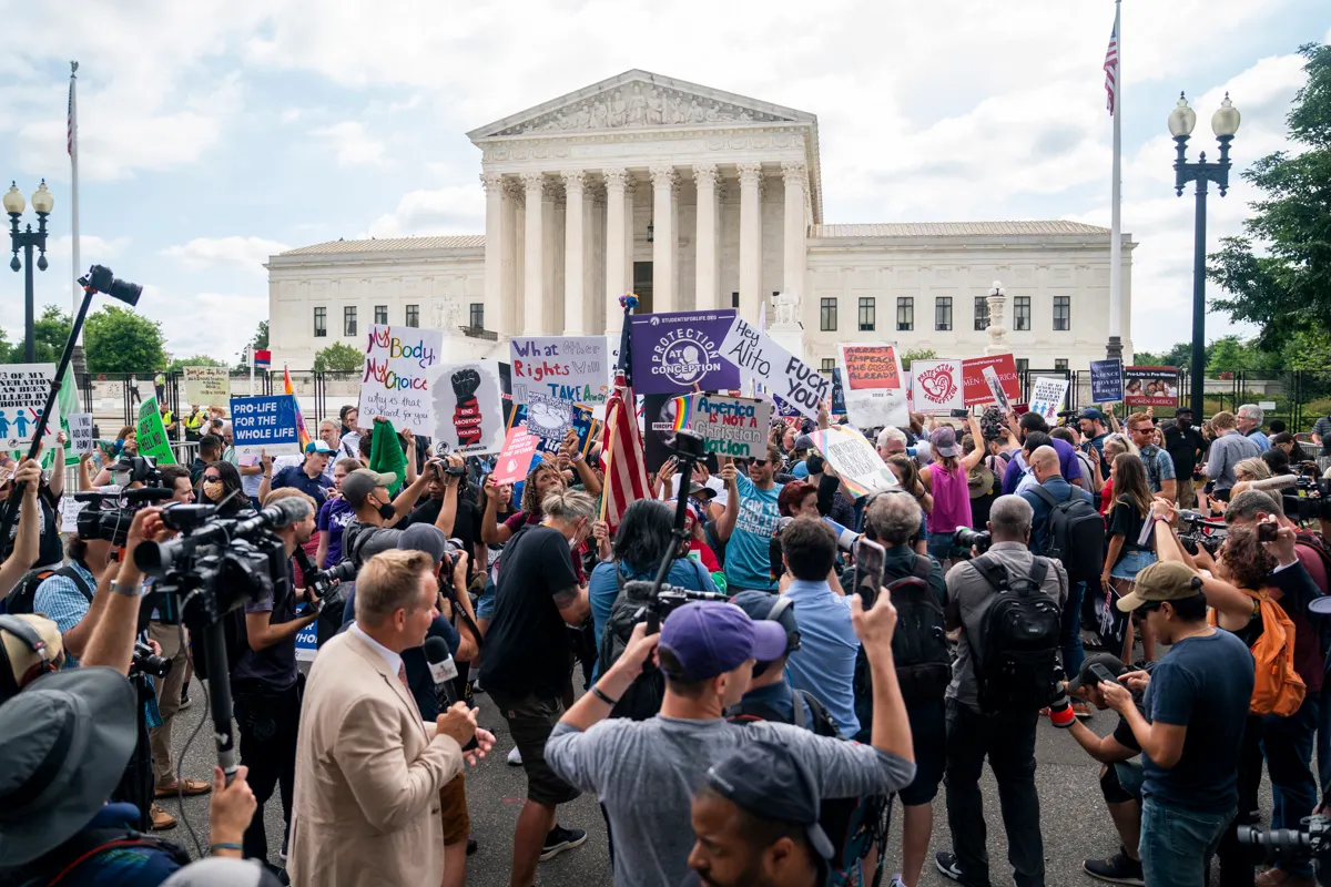 Protestas a favor y en contra del aborto estallan frente a la Corte Suprema