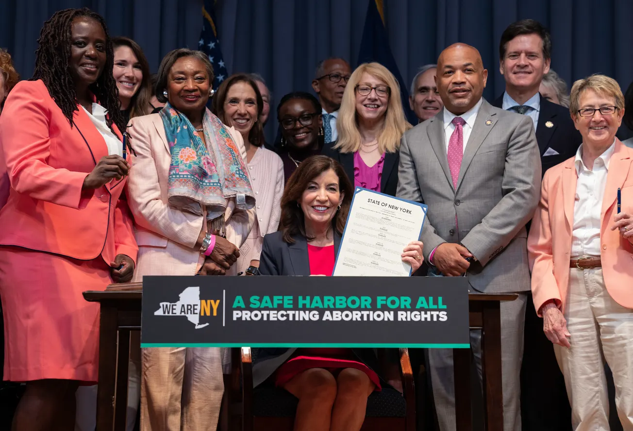 Nueva York amplía protecciones al aborto con efecto inmediato