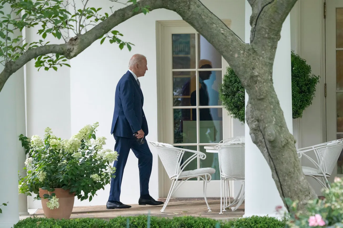 Biden busca proteger a jóvenes LGBTQ con órdenes ejecutivas. ¿De qué tratan?