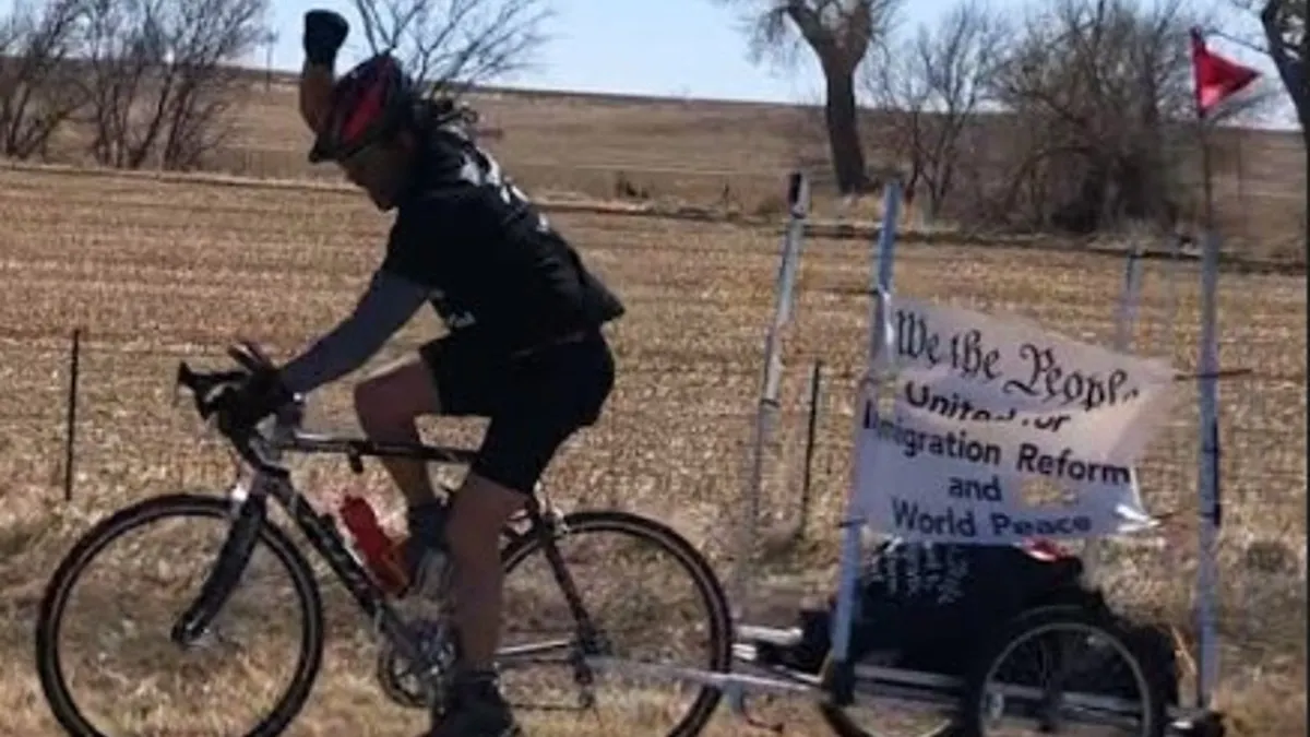 Ciclista mexicano pedalea de Colorado a Washington DC para exigir una reforma migratoria
