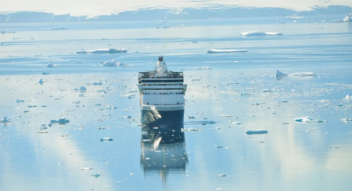 Crucero chocó contra iceberg en Alaska y en las redes recordaron al Titanic