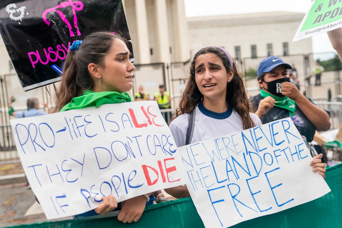 Protestas a favor y en contra del aborto estallan frente a la Corte Suprema