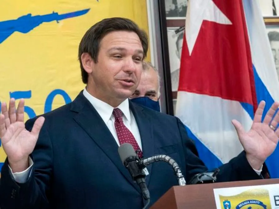 DeSantis de acuerdo con prohibir shows draq a niños y responsabilizar a padres
