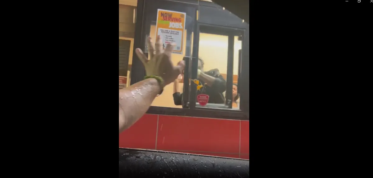 Empleado de Burger King arrojó bebida a clientes en Miami