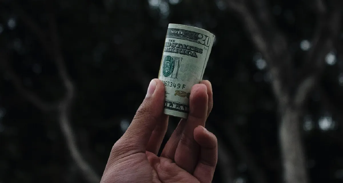 Empresa paga por error millonaria suma a un empleado y este desapareció