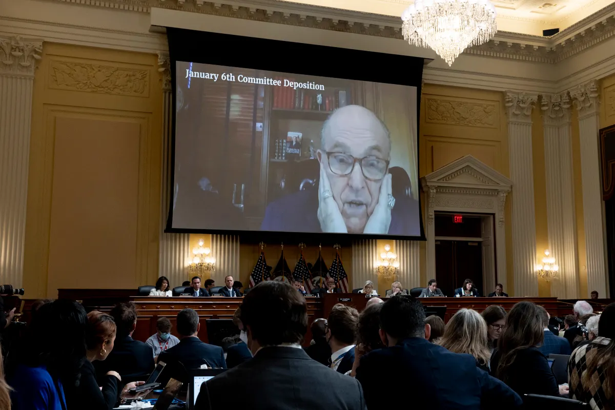 Golpean a Rudy Giuliani en un supermercado de Nueva York