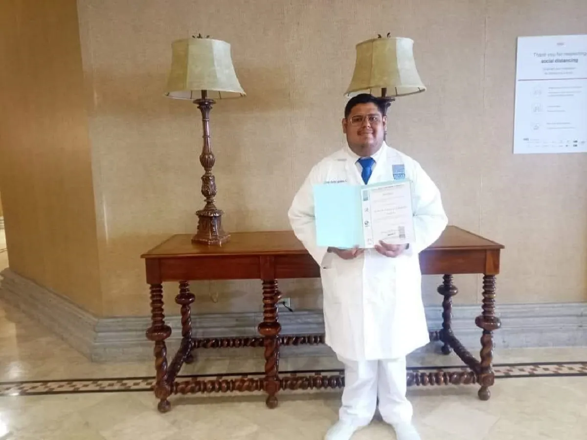 Joven mexicano se graduó de médico cirujano, limpiaba parabrisas para pagar sus estudios
