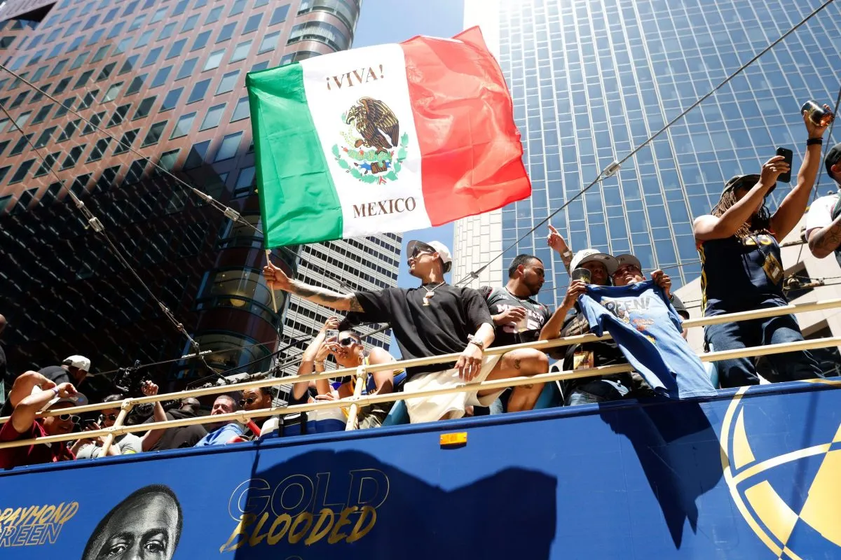 Juan Toscano lució la bandera de México en el desfile de los Warriors