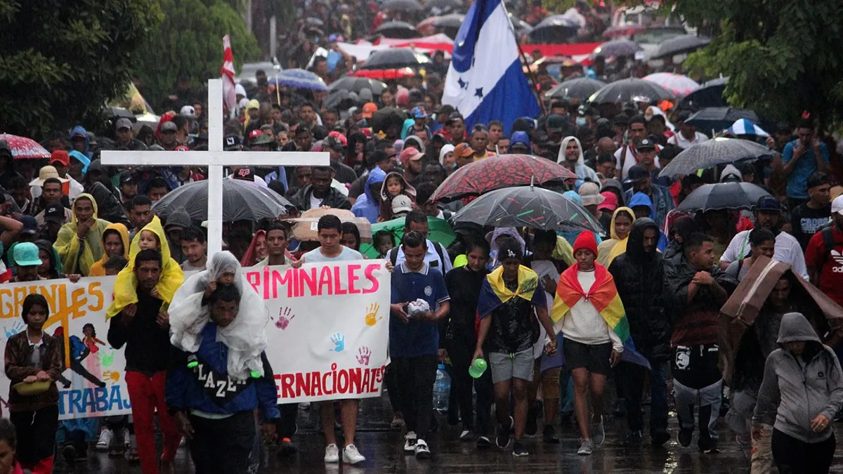 Caravana multitudinaria de migrantes busca llamar la atención de la Cumbre de las Américas